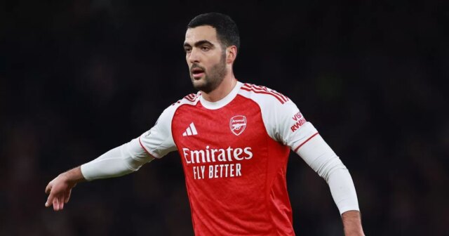 Mikel Merino hľadá loptu. 