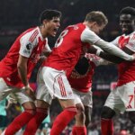 Hráči Arsenalu oslavujú skórovanie neskorého víťaza proti Wolves