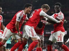 Arsenal dostal nový gólový verdikt pre ofsajd po kontroverzii Wolves a zmeškanom rozhodnutí Hráči Arsenalu oslavujú skórovanie neskorého víťaza proti Wolves