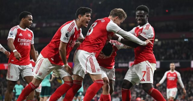 Hráči Arsenalu oslavujú skórovanie neskorého víťaza proti Wolves