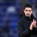 Mikel Arteta stojí na ihrisku.