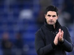 Arsenal dostal podnet na zamyslenie, keďže po potvrdení trestu mu povedali, že má „dospieť“. Mikel Arteta stojí na ihrisku.