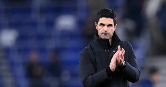 Mikel Arteta stojí na ihrisku.