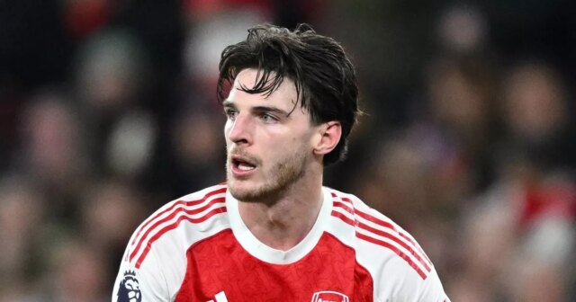 Arsenal dostal podporu kvôli zraneniu Declana Ricea, keď sa Mikel LONDÝN, ANGLICKO - 3. DECEMBRA: Declan Rice z Arsenalu počas zápasu Premier League medzi Arsenalom a Brentfordom na Emirates Stadium 3. decembra 2025 v Londýne, Anglicko. (Foto David Price/Arsenal FC cez Getty Images)