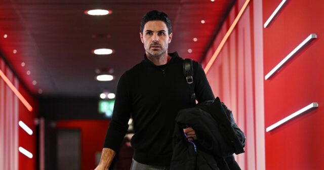 Arsenal dostal pred zápasom Wolves obrovské množstvo zranení, keď Mikel Mikel Arteta, manažér Arsenalu, prichádza pred zápasom fázy MD5 Ligy majstrov UEFA 2025/26 medzi Arsenal FC a FC Bayern München na štadióne Arsenal 26. novembra 2025 v Londýne, Anglicko
