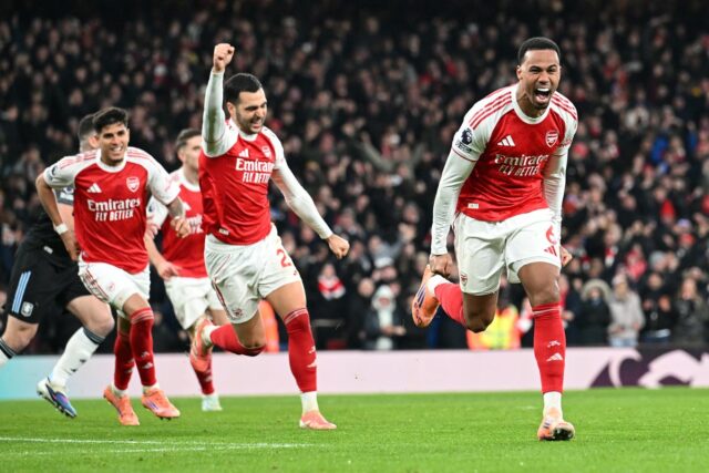 Arsenal odpálil Aston Villu v senzačných bleskových útokoch v druhom Gabriel oslavuje strelenie úvodného gólu Arsenalu (Arsenal FC cez Getty Images)