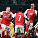 Ricardo Caalaariori, Bukayo Saka a William Salba z Arsenalu oslavujú svoj gól