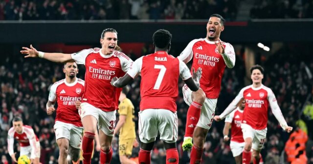 Ricardo Caalaariori, Bukayo Saka a William Salba z Arsenalu oslavujú svoj gól