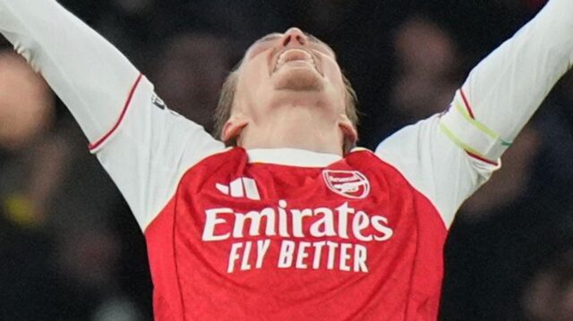 Arsenal prekonal „strach“, absenciu Ricea a hlúposť z Aston Villy, aby podčiarkol status obľúbeného titulu
