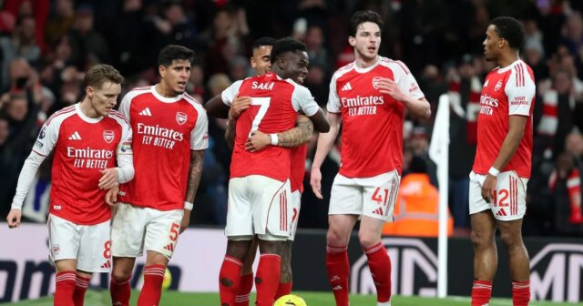 Arsenal prinútil k neskoršej zmene Declana Ricea, keď Mikel Arteta BURNLEY, ANGLICKO - 1. NOVEMBRA: Declan Rice z Arsenalu oslavuje fanúšikov po víťazstve v zápase Premier League medzi Burnley a Arsenalom na Turf Moor 1. novembra 2025 v Burnley v Anglicku. (Foto: Stuart MacFarlane/Arsenal FC cez Getty Images)