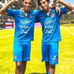 Dvojičky Holger a Edwin Quintero sa v zásade dohodli na tom, že sa pridajú k Arsenalu v auguste 2027, keď dovŕšia 18 rokov – pričom Edwin (vpravo) má rovnaké štýly ako mladého Neymara.