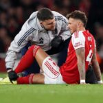 Ben White z Arsenalu je pred striedaním ošetrovaný kvôli zraneniu