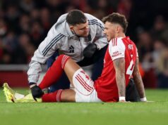 Arsenal sa obáva piatich zranení, pričom jeden sa má vrátiť do zápasu s Evertonom po najnovšej aktualizácii Mikela Artetu Ben White z Arsenalu je pred striedaním ošetrovaný kvôli zraneniu