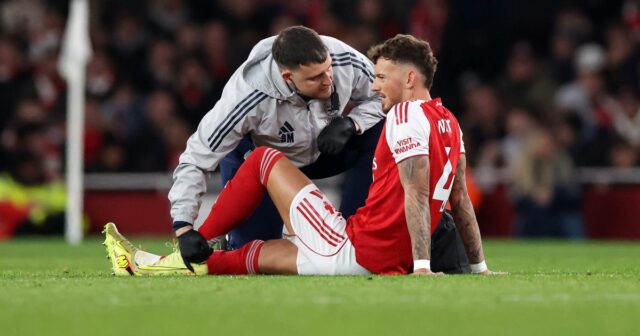 Ben White z Arsenalu je pred striedaním ošetrovaný kvôli zraneniu