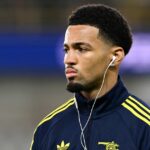 Ethan Nwaneri z Arsenalu kontroluje ihrisko pred zápasom MD6 fázy Ligy majstrov UEFA 2025/26 medzi Club Brugge KV a Arsenal FC