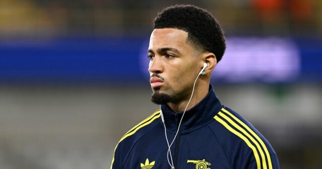 Ethan Nwaneri z Arsenalu kontroluje ihrisko pred zápasom MD6 fázy Ligy majstrov UEFA 2025/26 medzi Club Brugge KV a Arsenal FC