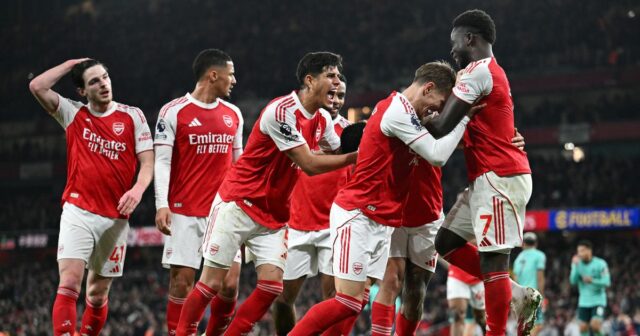 Arsenal sa zotavil z neskorého úderu Wolves a spečatil víťazstvo Arsenal oslavuje svojho posledného víťaza