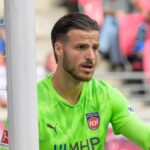 Arsenal sa „bližšie pozerá“ na brankára, ktorý mu „dokonale sedí“