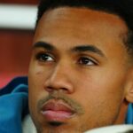 Gabriel sa pozerá z lavičky