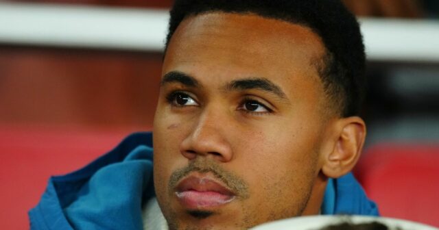 Gabriel sa pozerá z lavičky