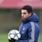 Leandro Trossard oslavuje so spoluhráčom Martinom Zubimendim po tom, čo strelil prvý gól svojho tímu v zápase počas zápasu Premier League vo Villa Parku.