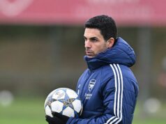 Arsenal utrpel čerstvé zranenie, keďže kríza Mikela Arteta sa pred rozhodujúcim zápasom zhoršila Leandro Trossard oslavuje so spoluhráčom Martinom Zubimendim po tom, čo strelil prvý gól svojho tímu v zápase počas zápasu Premier League vo Villa Parku.