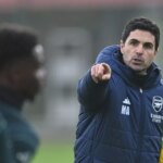 Kai Havertz sedí na tráve.