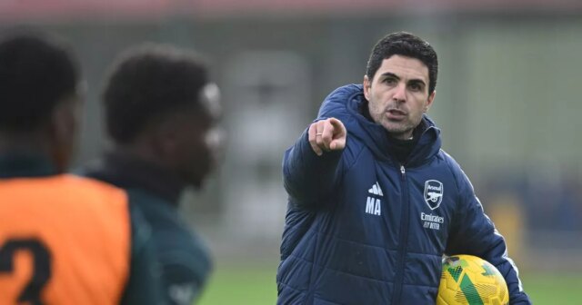 Kai Havertz sedí na tráve.