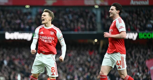 Martin Odegarard a Declan Rice