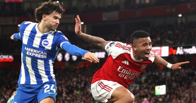 Gabriel Jesus po ňom zostal ležať na trávniku, keď ho Ferdi Kadioglu poslal na zem.