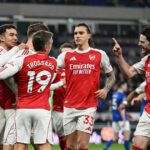 Viktor Gyokeres oslavuje strelenie gólu Arsenalu so svojimi spoluhráčmi vrátane Declana Ricea počas zápasu Premier League medzi Evertonom a Arsenalom na štadióne Hill Dickinson.