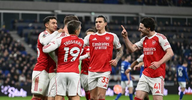 Viktor Gyokeres oslavuje strelenie gólu Arsenalu so svojimi spoluhráčmi vrátane Declana Ricea počas zápasu Premier League medzi Evertonom a Arsenalom na štadióne Hill Dickinson.