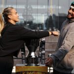 Tenis - 'Bitka pohlaví' - Nick Kyrgios vs Aryna Sabalenka - Tlačová konferencia - Coca-Cola Arena, Dubaj, Spojené arabské emiráty - 27. decembra 2025 Nick Kyrgios a Aryna Sabalenka reagujú s trofejou počas tlačovej konferencie REUTERS/Amr Alfiky