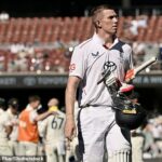 Povinné uznanie: Foto: Nigel Owen/Action Plus/Shutterstock (16140315fi) Zak Crawley z Anglicka opúšťa ihrisko po svojom prepustení; 20. decembra 2025, Adelaide Oval, Adelaide, Južná Austrália, Austrália; Ashes International Test Cricket, Deň štvrtý, Austrália verzus Anglicko. Austrália v. Anglicko, tretí test kriketu Ashes, 4. deň, Adelaide Oval, Adelaide, Austrália – 20. decembra 2025