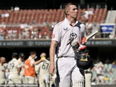 Ashes LIVE: Anglicko len štyri bránky delilo od prehry v sérii, keď bol odhalený prekvapivý krok Pata Cumminsa Povinné uznanie: Foto: Nigel Owen/Action Plus/Shutterstock (16140315fi) Zak Crawley z Anglicka opúšťa ihrisko po svojom prepustení; 20. decembra 2025, Adelaide Oval, Adelaide, Južná Austrália, Austrália; Ashes International Test Cricket, Deň štvrtý, Austrália verzus Anglicko. Austrália v. Anglicko, tretí test kriketu Ashes, 4. deň, Adelaide Oval, Adelaide, Austrália – 20. decembra 2025