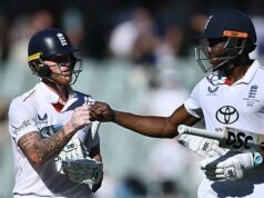 Ashes LIVE: Austrália dúfa, že ukončí odpor zo strany Bena Stokesa a Jofry Archerovej, keďže turné po Anglicku visí na vlásku epa12600075 Ben Stokes (vľavo) a Jofra Archer (vpravo) z Anglicka opúšťajú ihrisko na konci hry počas 2. dňa tretieho testu mužského popola medzi Austráliou a Anglickom na Adelaide Oval v Adelaide, Austrália, 18. decembra 2025. EPA/JOEL CARRETT REDAKČNÉ REDAKCIE POUŽITÉ LEN NA ZNOVU IMPLEMENTUJÚCE ŽIADNE KOMERČNÉ POUŽITIE, ŽIADNE POUŽITIE V KNIHÁCH BEZ PREDCHÁDZAJÚCEHO PÍSOMNÉHO SÚHLASU OD AAP AUSTRÁLIE A NOVÉHO ZÉLANDU