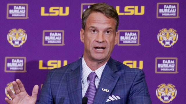 Asistenti LSU Lane Kiffin sa vracajú do Ole Miss, aby pomohli v play-off
