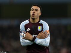 Aston Villa 2-1 Man United HODNOTENIE: Kto sa opäť trápil v útoku Rubena Amorima? Kto hral s „bodom, ktorý treba dokázať“? A ktoré dve hviezdy Red Devils dosiahli len 4/10? Vystuženie Morgana Rogersa predĺžilo víťaznú sériu Aston Villy na 10 zápasov vo všetkých súťažiach a zaistilo, že tím Unaia Emeryho na Vianoce stráca len tri body od lídra ligy Arsenalu.