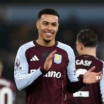 BIRMINGHAM, ANGLICKO - 21. DECEMBRA: Morgan Rogers z Aston Villy oslavuje svoj druhý gól počas zápasu Premier League medzi Aston Villou a Manchestrom United vo Villa Parku 21. decembra 2025 v anglickom Birminghame. (Foto: Neal Simpson/Sportsphoto/Allstar cez Getty Images)