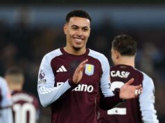 Aston Villa ukazuje Man Utd, čo im chýba, keď Morgan Rogers posiela Anglicku správu BIRMINGHAM, ANGLICKO - 21. DECEMBRA: Morgan Rogers z Aston Villy oslavuje svoj druhý gól počas zápasu Premier League medzi Aston Villou a Manchestrom United vo Villa Parku 21. decembra 2025 v anglickom Birminghame. (Foto: Neal Simpson/Sportsphoto/Allstar cez Getty Images)