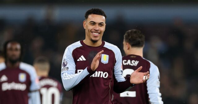 BIRMINGHAM, ANGLICKO - 21. DECEMBRA: Morgan Rogers z Aston Villy oslavuje svoj druhý gól počas zápasu Premier League medzi Aston Villou a Manchestrom United vo Villa Parku 21. decembra 2025 v anglickom Birminghame. (Foto: Neal Simpson/Sportsphoto/Allstar cez Getty Images)