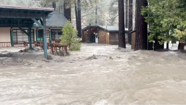 Atmosférická riečna búrka spôsobuje záplavy v južnej Kalifornii | Povodne
