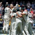 Na snímke: Austrálčania oslavujú v divokých scénach po páde Josha Tonguea, ktorý spečatil dramatické víťazstvo 82 kol v Adelaide - a dal im víťazstvo v sérii.