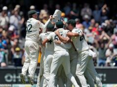 Austrália vyhrala Ashes už po 11 dňoch kriketu, keďže návrat Anglicka je príliš malý, príliš neskoro Na snímke: Austrálčania oslavujú v divokých scénach po páde Josha Tonguea, ktorý spečatil dramatické víťazstvo 82 kol v Adelaide - a dal im víťazstvo v sérii.