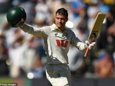 Austrálska hviezda Alex Carey v centre diskusie o ĎALšom Ashesovi – pretože fanúšikovia rýchlo reagujú online Pokiaľ ide o drámu Ashes, austrálska hviezda Alex Carey to robí jednoznačne lepšie ako väčšina (na obrázku po jeho storočí v Adelaide počas tretieho testu Ashes)