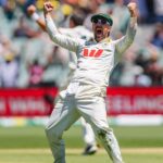 Travis Head oslavuje gól Josha Tonguea, ktorý priniesol Austrálii víťazstvo v Adelaide – a víťazstvo v sérii Ashes