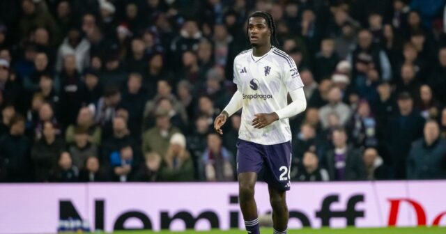 Ayden Heaven zachránil „nie veľmi dobrého“ spoluhráča z Man Utd Ayden Heaven z Manchestru United v akcii počas zápasu Premier League medzi Aston Villa a Manchester United vo Villa Parku 21. decembra 2025 v Birminghame v Spojenom kráľovstve.