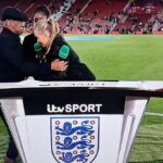 BREAKING: Televízny návrat Laury Woodsovej potvrdil ako moderátorka v prvom zápase od kolapsu naživo