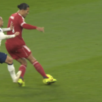 BREAKING Xavi Simons bol vylúčený za „hororovú“ výzvu na Van Dijka, ktorá mohla spôsobiť „skutočnú škodu“