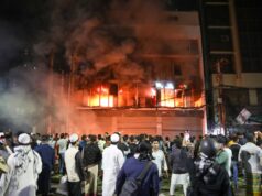 Bangladéšske protesty naživo: Násilie po tom, čo zomrel aktivista Sharif Hadi | Správy o protestoch Bangladéšske protesty naživo: Násilie po tom, čo zomrel aktivista Sharif Hadi | Správy o protestoch